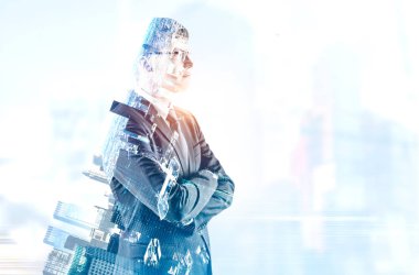 Sisli city adlı arıyorum adil saçlı genç işadamı yan görünüm. Gökdelenler çift pozlama. Liderlik kavramı. Görüntü kopyalama alanı tonda.