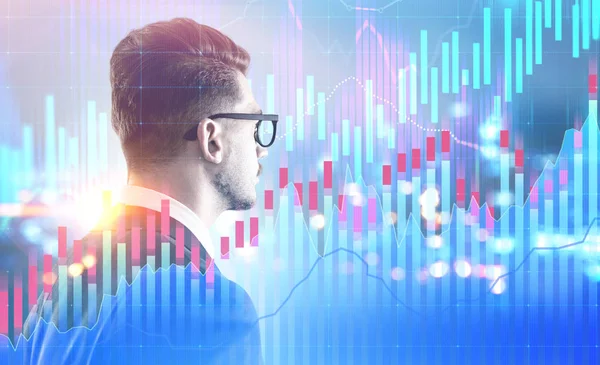 夜の街を見てメガネの青年実業家の側面図です 青いグラフの前景色 ビジネスの計画と成功のコンセプトです トーンのイメージ二重露光コピー スペース — ストック写真