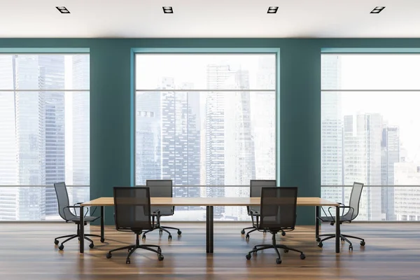 时尚的会议室内有绿色的墙壁 木制的桌子和金属椅 阁楼上有摩天大楼的窗户 — 图库照片