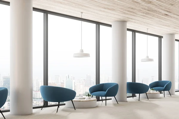 Office Lounge Met Ronde Salontafels Blauwe Fauteuils Witte Kolommen Een — Stockfoto