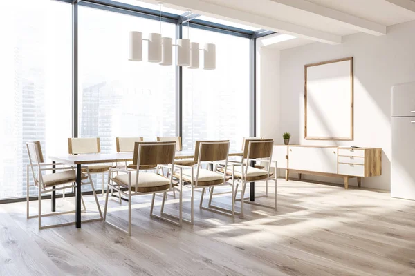 Beyaz duvarları, bir ahşap zemin, sandalye ile uzun bir masa ve dolap ile dikey poster poster çerçeve sahte ile panoramik yemek odası köşe. 3D render