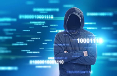 Hacker ile hoodie ile ayakta yok suratına silah kodu, mavi arka plan parlak parçalar üzerinde geçti. Teknoloji ve iş güvenliği kavramı. Tonlu görüntü pozlama sahte katlayın