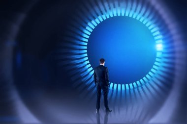 Arkadan Görünüş sürükleyici arabirimi ile mavi ve beyaz hud çevreleyen seyir takım elbiseli Genç bir adam. Merhaba tech ve vr kavramı. Görüntü çift pozlama kopya alanı tonda