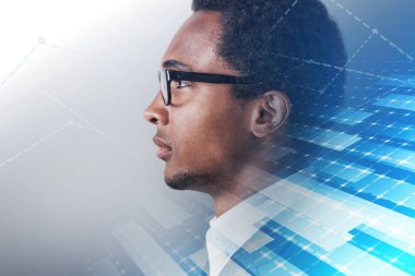 Yan görünümü dört gözle yakışıklı ciddi Afrikalı-Amerikalı iş adamı. Futuristik bir arayüze ve grafik ön planda. Pazarlama ve reklam kavramı. Tonlu görüntü pozlama sahte katlayın