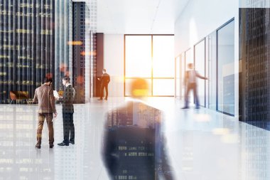 Gri ve mermer duvarlar, panoramik pencerelere ve düzgün yuvarlak sehpa yakınındaki deri koltuklar ile işadamları Office lounge. Çift tonlu görüntü pozlaması bulanıklık