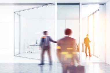Şirket çalışanları beyaz ve cam bürosunda danışmanlık iç. Kurumsal yaşam tarzı kavramı. Tonlu görüntü çift pozlama bulanık