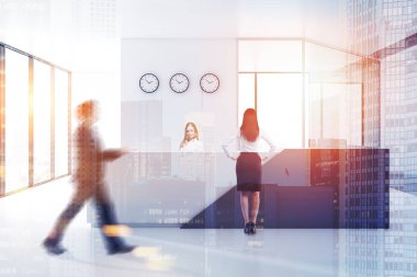 İnsanlar uzun bir resepsiyon masası, saatler ve cam duvarları beyaz ofis salonunda. Kurumsal yaşam tarzı kavramı. Tonlu görüntü çift pozlama bulanık