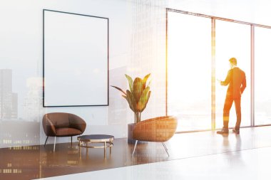 Genç işadamı bir beyaz ofis iç panoramik penceresi, beyaz duvarlar ve rahat koltuklar ile ayakta. Dikey poster çerçeve sahte. Çift tonlu görüntü pozlaması