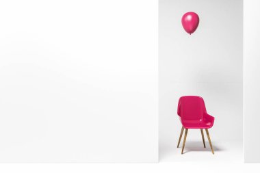 Bir balon üzerindeki kopya boşluk duvar ile bir beyaz odada duran pembe sandalyeyle. Kavramı fikir ve yaratıcı olmak. 3D render