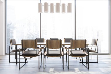 İç ahşap zemin, uzun ahşap masa ve sandalyeler siyah ile panoramik yemek odası. Özgün tavan lambası. Modern cityscape. 3D render