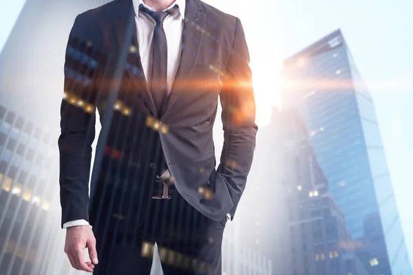黒のネクタイとスーツの朝都市景観の背景の上に立ってのビジネスマン ビジネスのリーダーシップの概念 引き締まったイメージの二重露光 — ストック写真