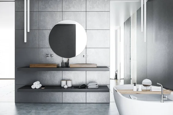 豪华浴室内有灰色瓷砖墙 混凝土地板 全景窗 白色浴缸和双水槽 上面挂着一张圆形镜子 — 图库照片