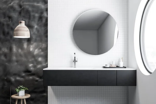 Beyaz Çini Ham Gri Duvar Banyo Beyaz Lavabo Ayna Pencere — Stok fotoğraf