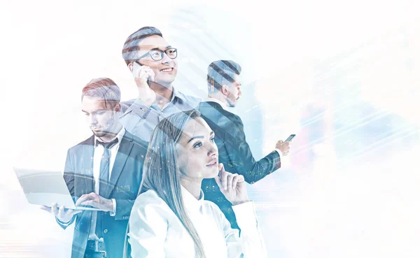 Çeşitli iş takım yöneticileri aygıtları üzerinde bulanık cityscape arka plan ile. Ekip çalışması kavramı. Tonlu görüntü pozlama sahte katlayın