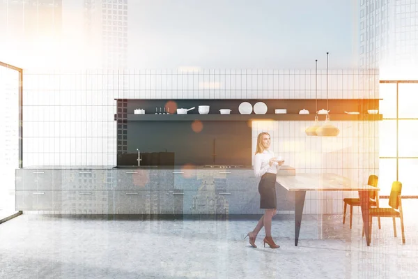 Blonde Businesswoman Kitchen Hexagonal Pattern Floor Gray Countertops Built Appliances — Stock Photo, Image