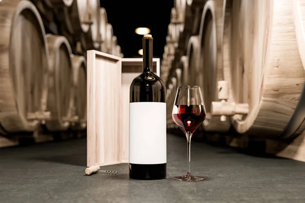 Bottiglia Vino Rosso Piedi Vicino Una Scatola Legno Accanto Bicchiere — Foto Stock