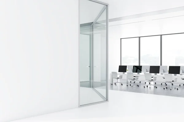 Schreibtischreihen Mit Schwarzen Bildschirmen Modernen Firmenbüros Mit Weißen Und Gläsernen — Stockfoto