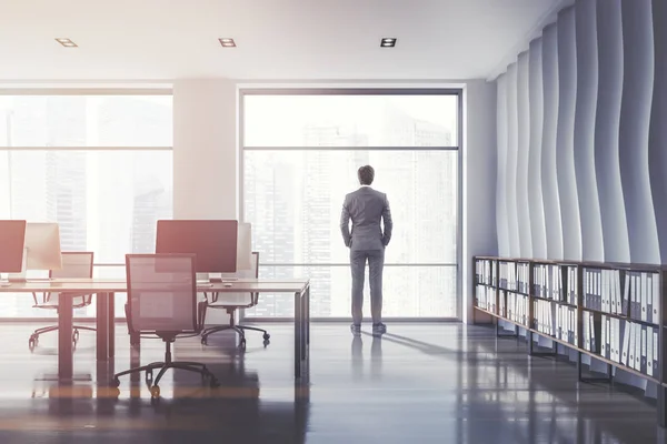 Homme Costume Regardant Dans Fenêtre Bureau Ouvert Intérieur Avec Mur — Photo