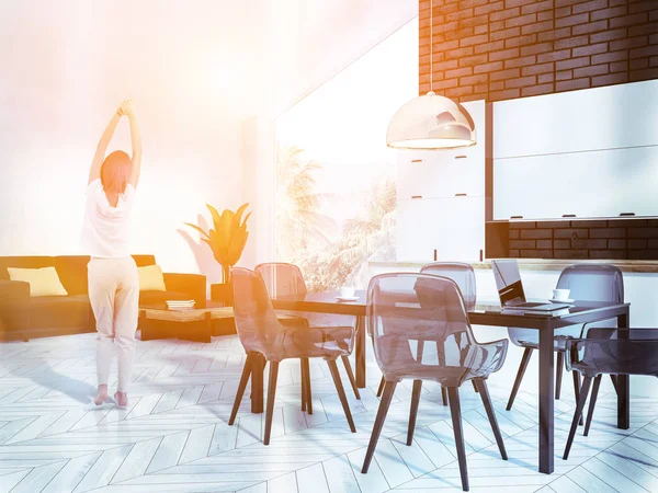 Mujer Cocina Del Ático Con Paredes Madera Negra Ventanas Panorámicas — Foto de Stock