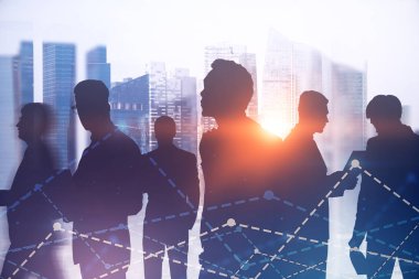 Çeşitli iş siluetleri ekip üyeleri birlikte cityscape arka plan üzerinde çalışıyor. Ön planda grafiğini çizin. Çift tonlu görüntü pozlaması