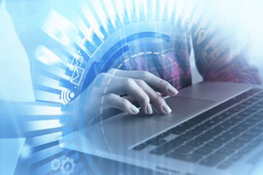 Kırmızı Kareli gömlek onu laptop çalışma içinde tanınmayan kadın kapatın. Internet simge ve sürükleyici arabirimi ön plan. Merhaba teknoloji kavramı. Çift tonlu görüntü pozlaması