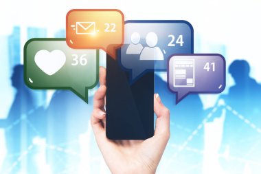 Siyah ekran smartphone tutan kadın eli. Mavi sosyal medya bildirimleri ve simgeler. Takım ve grafikler ile şehir arka plan bulanık. Internet kavramı iş. Çift tonlu görüntü pozlama