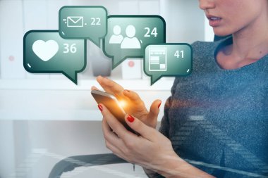 Tanınmayan genç iş kadını için örümcek ağı browsing ofiste onun smartphone kullanarak. Sosyal medya simgeleri çift pozlama. Tonlu görüntü