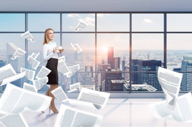 Sarışın işkadını boş ofis etrafında uçan kağıtları ile gülümseyen kahve ile. İflas kavramı ve iş kriz için iyi bir gün değil. Çift tonlu görüntü pozlaması