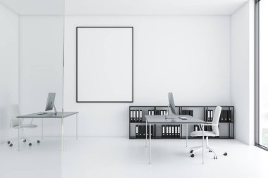 Şirket Yöneticisi office iç beyaz duvarlar ve zemin, onları ve beyaz sandalye üzerindeki bilgisayarlarla gri tablolar ile. Raflar ile ağıl ve dikey poster alay. 3D render