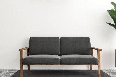 Beyaz duvarları, altıgen desen kat, bir halı gri bir kanepe ve bir saksı bitki ile yatak odası iç. 3D render kopya alanı