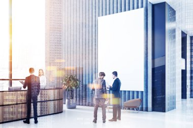 Ofis resepsiyon alanı uzun resepsiyon masa ile siyah ve gri duvarlar, panoramik pencerelere ve deri koltuklar temiz yakınındaki sehpa yuvarlak. İş pepole poster Toned görüntü dikey sahte yakınındaki
