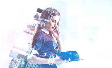 Evet ve onu planlayıcısı seyir mavi elbise uzun sarı saçlar ile genç iş kadını yan görünüm. Cityscape üzerinde arka plan bulanık. Tonlu görüntü pozlama sahte katlayın