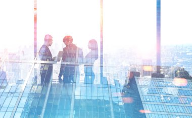 Sabah şehirde konferans salonunda konuşma ile ekip üyeleri farklı iş. İş yaşam tarzı kavramı. Resim sahte çift pozlama yukarı toned