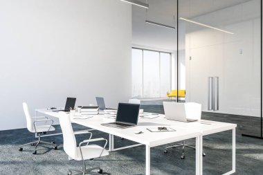 Beyaz duvarları, gri zemin, dizüstü bilgisayarlar ile dört beyaz masa ve lobide sarı bir kanepe ile modern ofis iç. 3D render alay