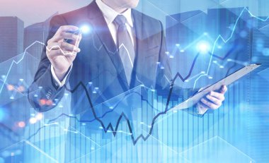 Tanınmayan işadamı grafik hologram sabah şehirde çizim. Modern teknoloji ve borsa kavramı. Tonlu görüntü pozlama sahte katlayın