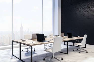 Siyah petek desen duvarlı, onları, ahşap zemin ve beyaz sandalye üzerinde dizüstü bilgisayarlar ile ahşap masa müdür ofis iç. 3D render alay