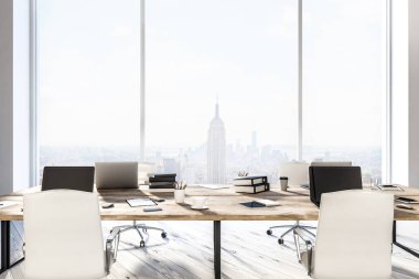 Loft ofis iç ahşap Bilgisayar masaları, dizüstü bilgisayarlar ve beyaz sandalye ahşap zemin üzerinde duruyor. Bir cityscape pencere. 3D render