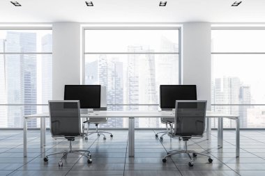 Siyah bilgisayar ayakta beyaz minimalist beyaz ofis ahşap fayans döşeme ve çatı windows ile tablolarda ekranlar. 3D render kopya alanı