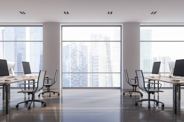 Beyaz ahşap kat ve çatı pencerelerinde ile minimalist beyaz ofis tablolarda duran siyah bilgisayar ekranları. Yan görünümü. 3D render kopya alanı