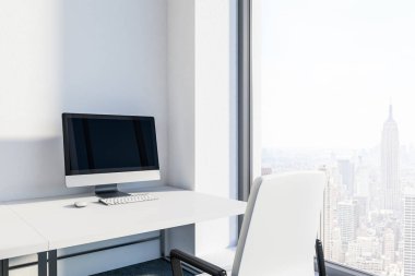 Ofis İşyeri iç beyaz tablo ile bir bilgisayar ve beyaz sandalye beyaz duvarlı, çatı windows. 3D render alay