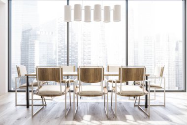 İç ahşap zemin, uzun ahşap masa ve beyaz sandalyeler ile panoramik yemek odası. Özgün tavan lambası. Modern cityscape. 3D render
