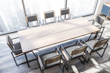 Üstten görünüm ahşap zemin, uzun ahşap masa ve sandalyeler siyah ile panoramik yemek odası. Modern cityscape. 3D render