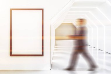 Koridorda fütüristik boş beyaz altıgen şekilli yanan tavan ve duvarlar ile yürüyen adam. Dikey poster çerçeve sahte. Teknik Toned görüntü bulanıklığı yaratıcılık mimaride ve Merhaba kavramı