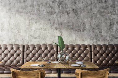Grunge Restoran İç beton duvar, kare ahşap masa ve sandalyeler ve deri kanepe. 3D render alay