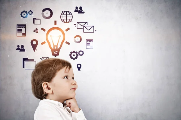 Adorable Niño Camisa Blanca Pensando Pie Cerca Una Pared Gris — Foto de Stock