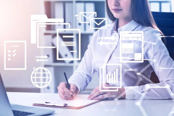 Concentrated Businesswoman Writing Her Clipboard Office Internet Documents Global Network — Stock Photo, Image