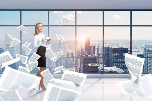 Blonde Geschäftsfrau Mit Kaffee Leeren Büro Und Herumfliegenden Papieren Ist — Stockfoto