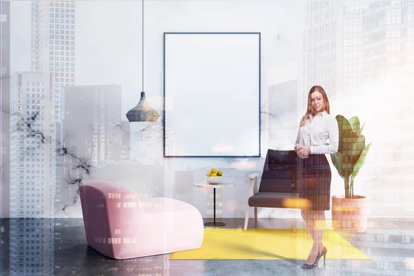 金发女商人站在白色大理石客厅内部与混凝土地板 扶手椅和圆形咖啡桌与垂直模拟海报框架 色调图像双曝光 — 图库照片