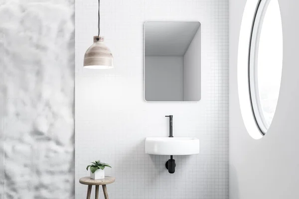 Λευκό Τμήμα Παράθεσης Και Ακατέργαστο Τοίχο Μπάνιο Εσωτερικό Άσπρη Νεροχύτη — Φωτογραφία Αρχείου