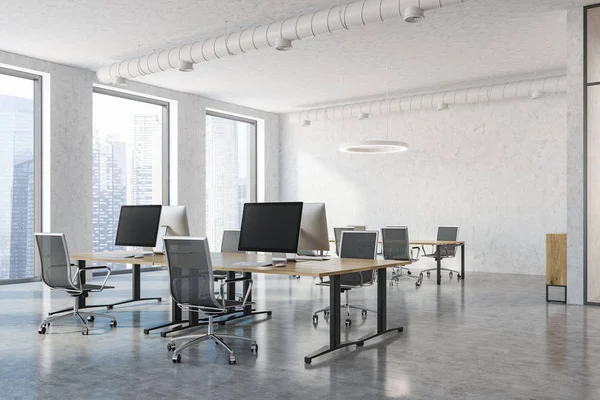コンクリートの壁と床の産業スタイル オフィス インテリア パイプ金属椅子の近くに立っていると天井と木製のコンピュータ テーブルの近きます パノラマの窓 レンダリング コピー スペース — ストック写真